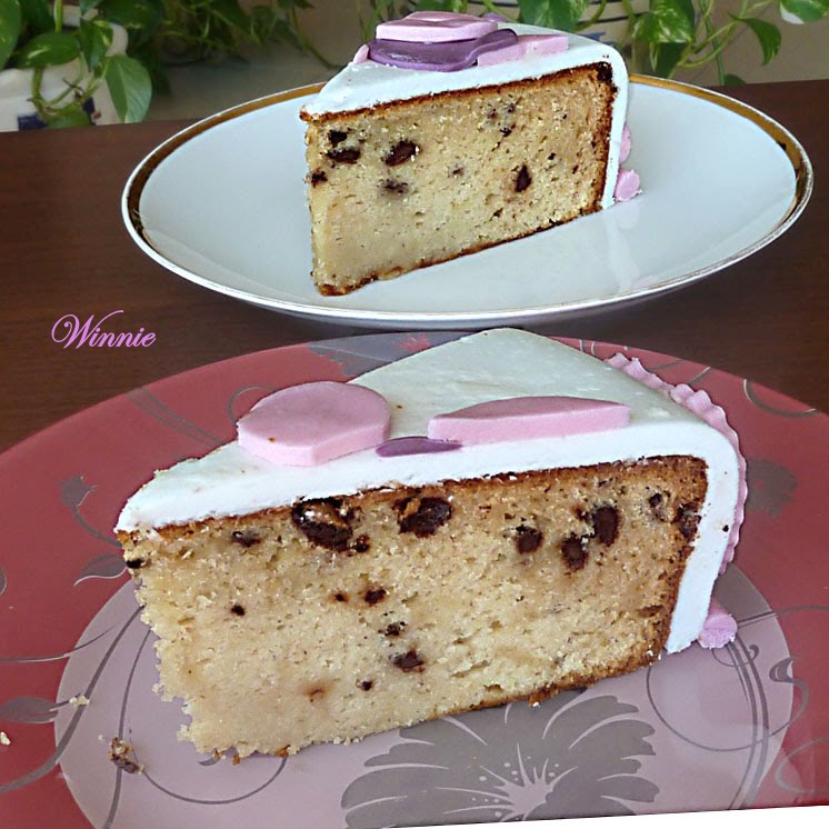 Vanilla-Chocolate-chip Cake covered with Marshmallow Fondant
