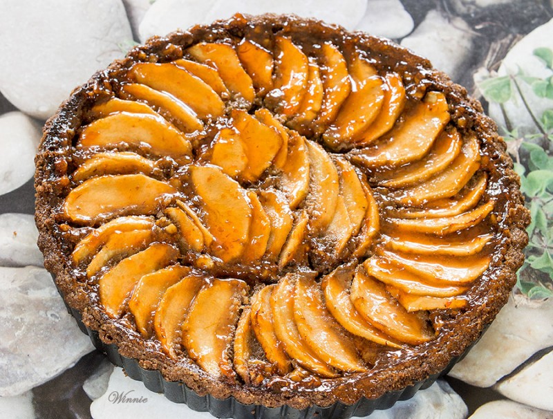 Apple Tart with Nuts and Date-syrup