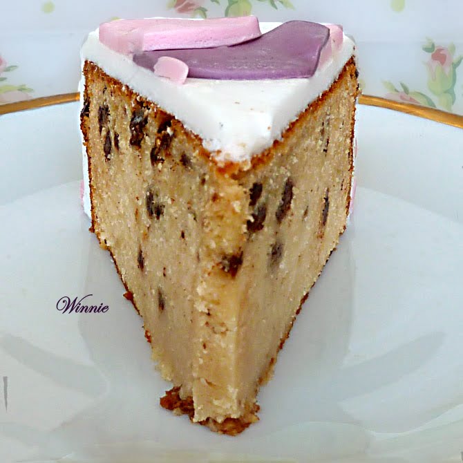 Vanilla-Chocolate-chip Cake covered with Marshmallow Fondant